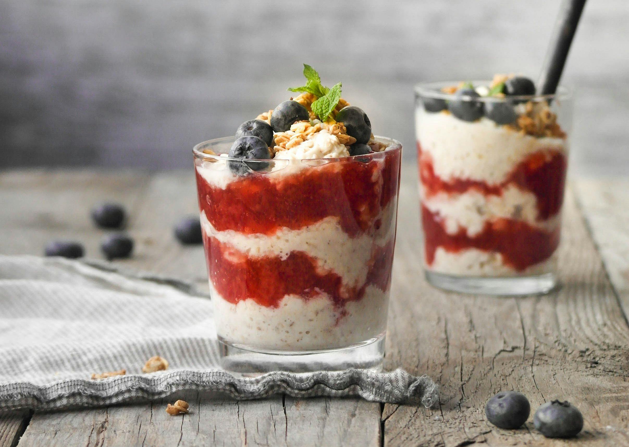 Kjøleskapsgrøt med yoghurt, jordbærsyltetøy og granola