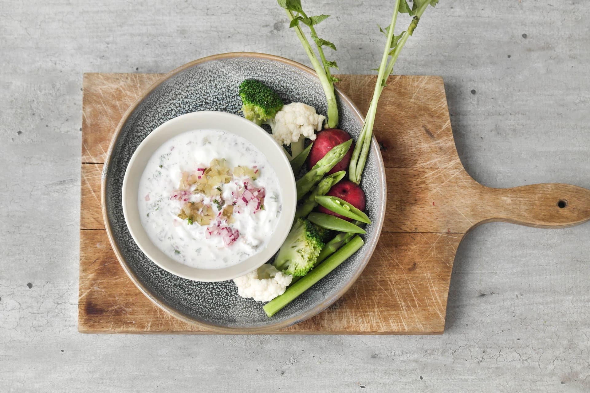 Nordisk dipp med syltet agurk, rødløk og persille