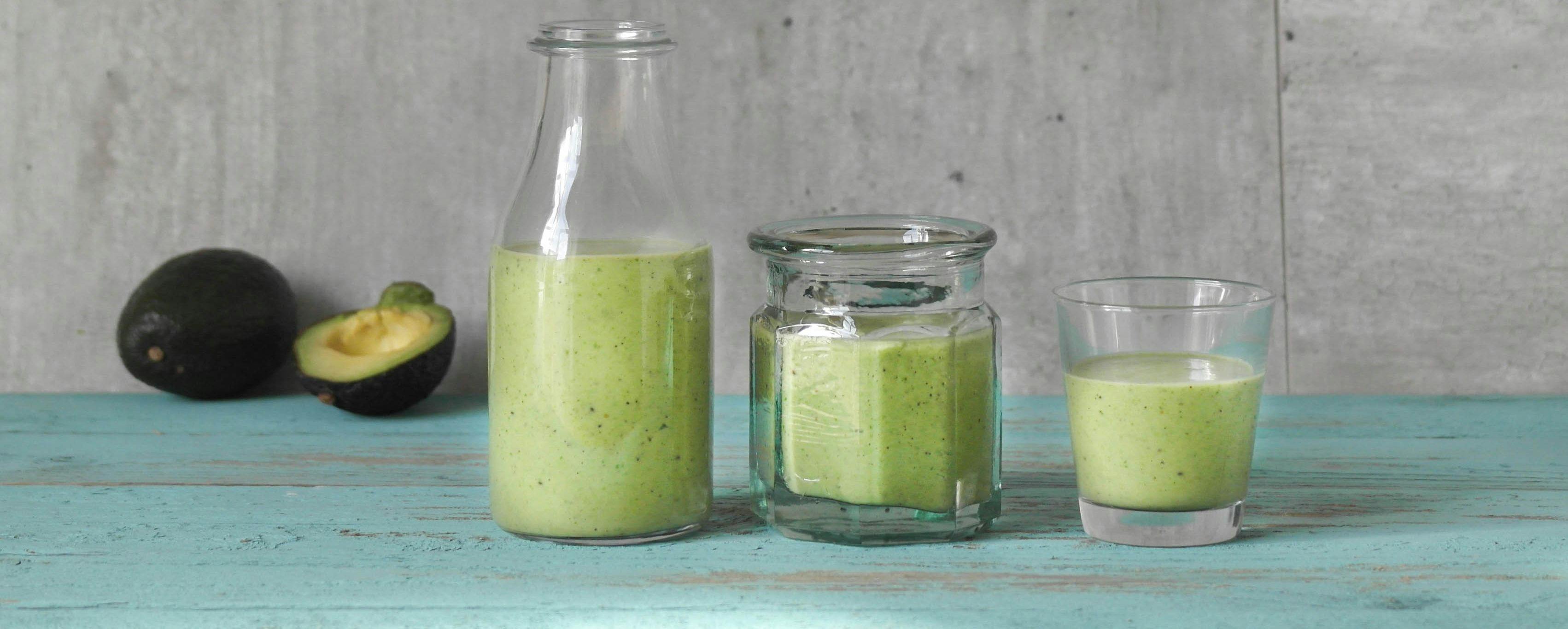 Grønn smoothie med avokado, kiwi og spinat