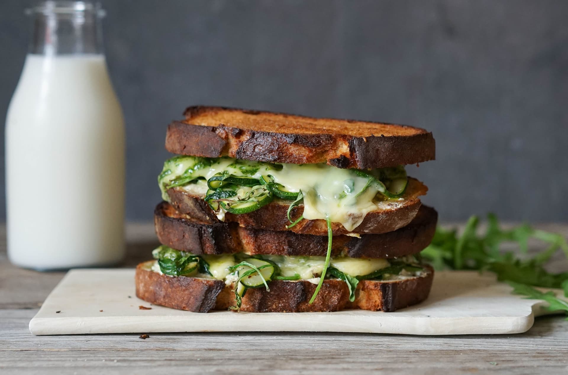 Ostesmørbrød med smørstekt squash og kremost