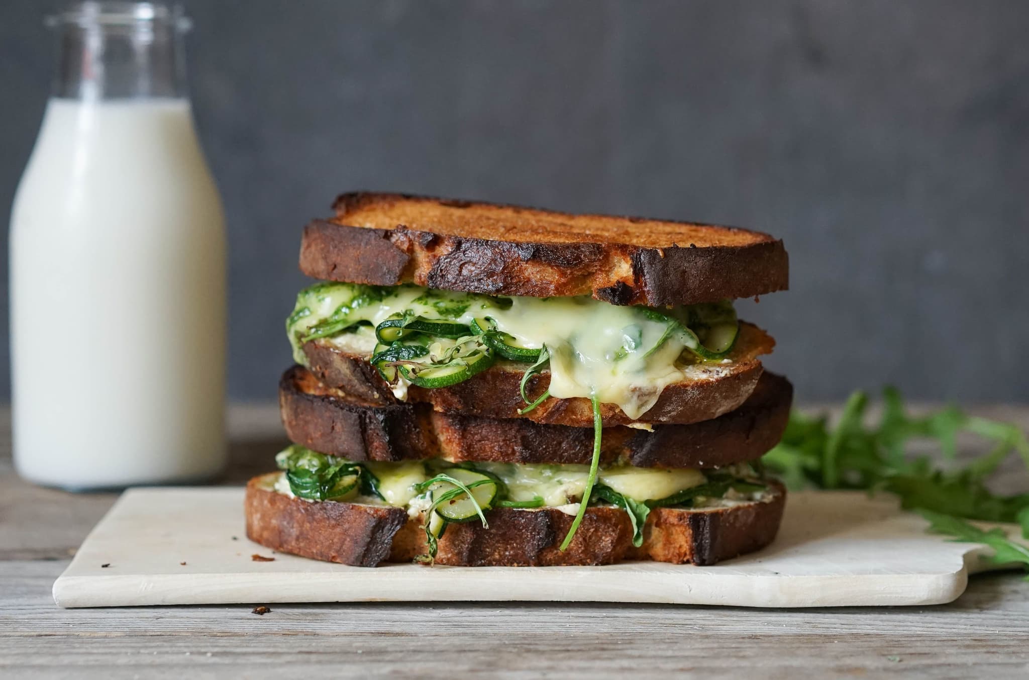 Ostesmørbrød med smørstekt squash og kremost