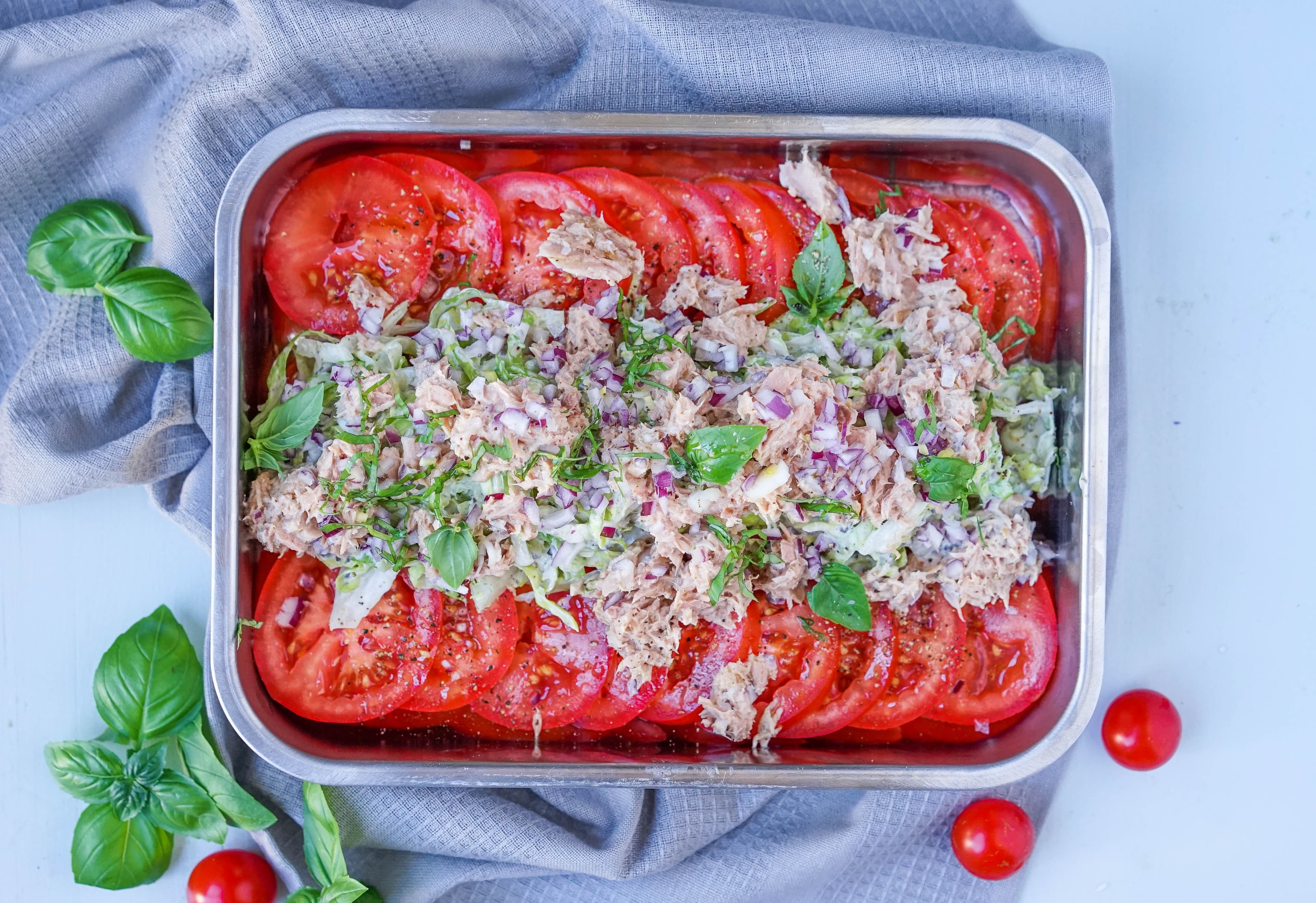 Tomatsalat med tunfisk og oliven
