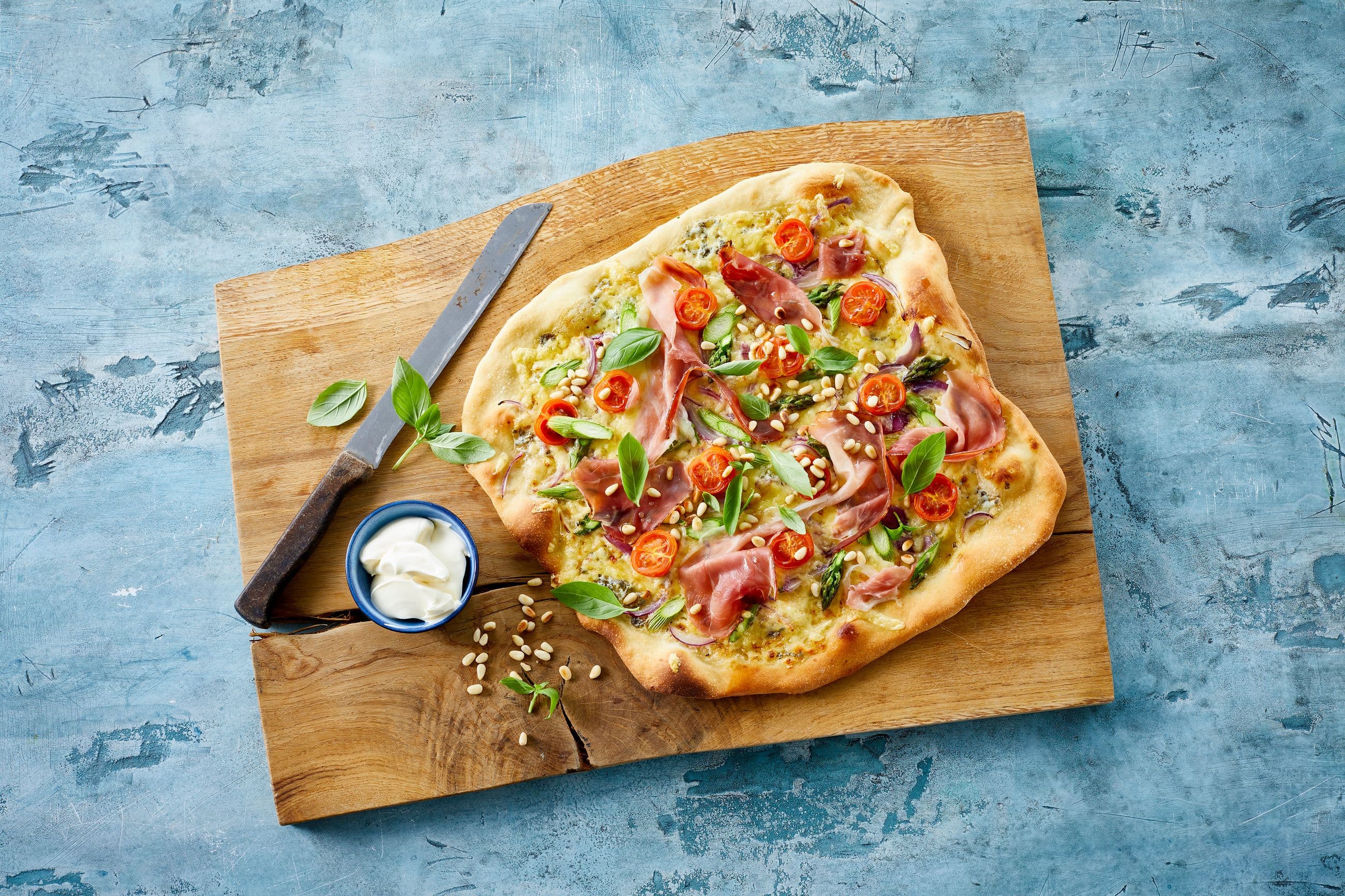 Hvit pizza med spekeskinke