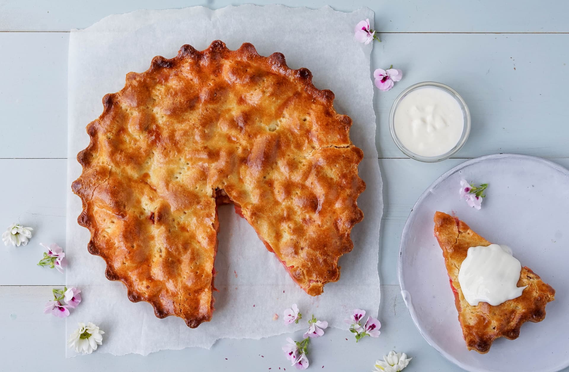 Rabarbrapai med jordbær