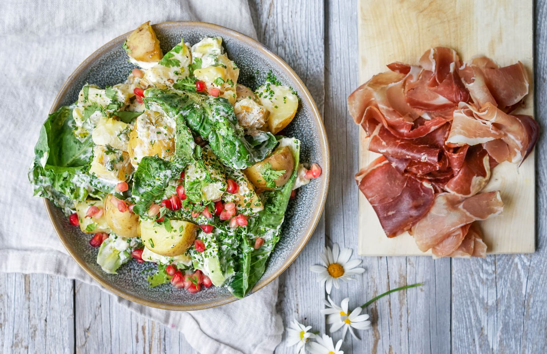 Potetsalat med granateple og hjertesalat