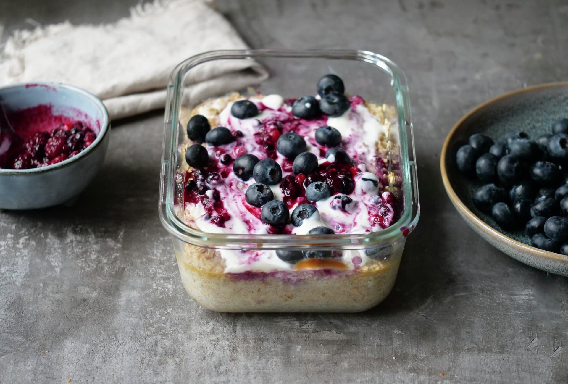 Bakt havregrøt med bær og yoghurt
