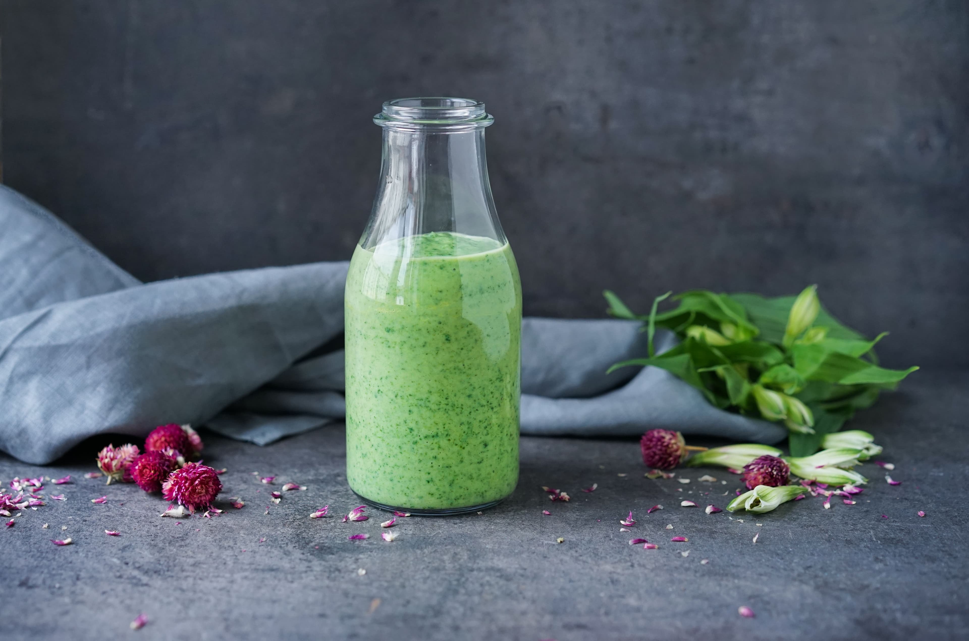 Grønn smoothie med spinat, avokado og yoghurt