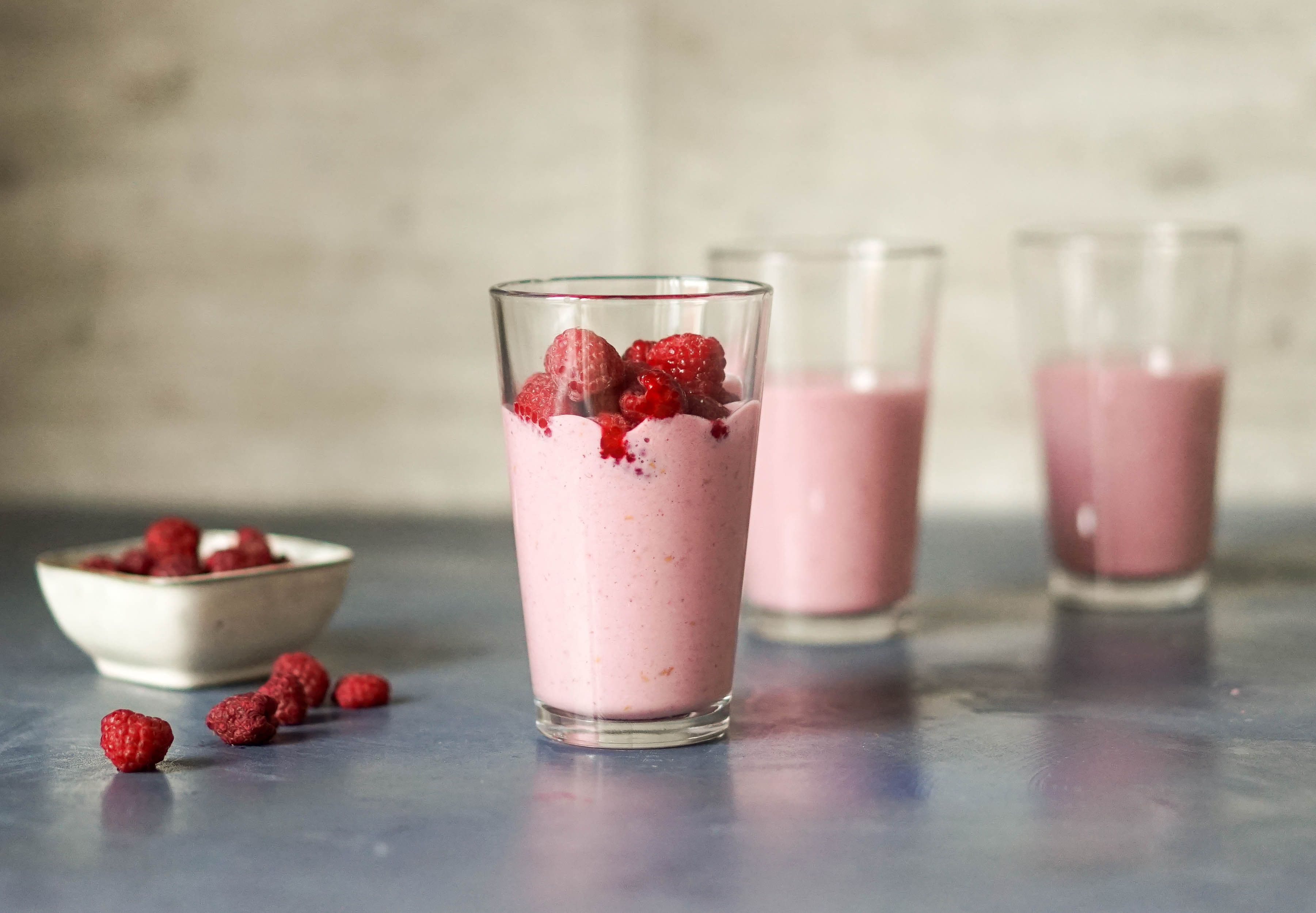 Proteindrikk med melk og bringebær