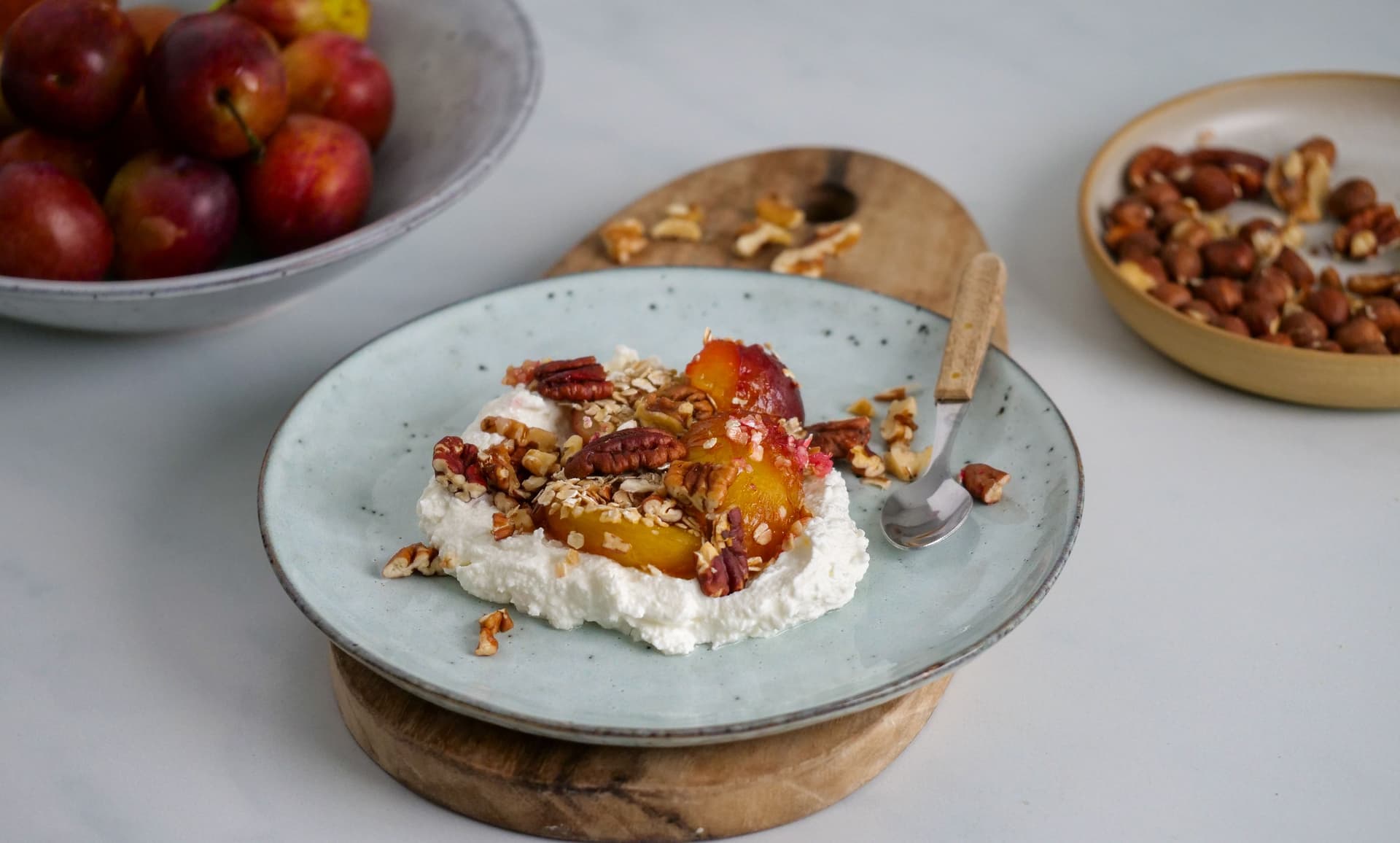 Pisket cottage cheese med bakte plommer