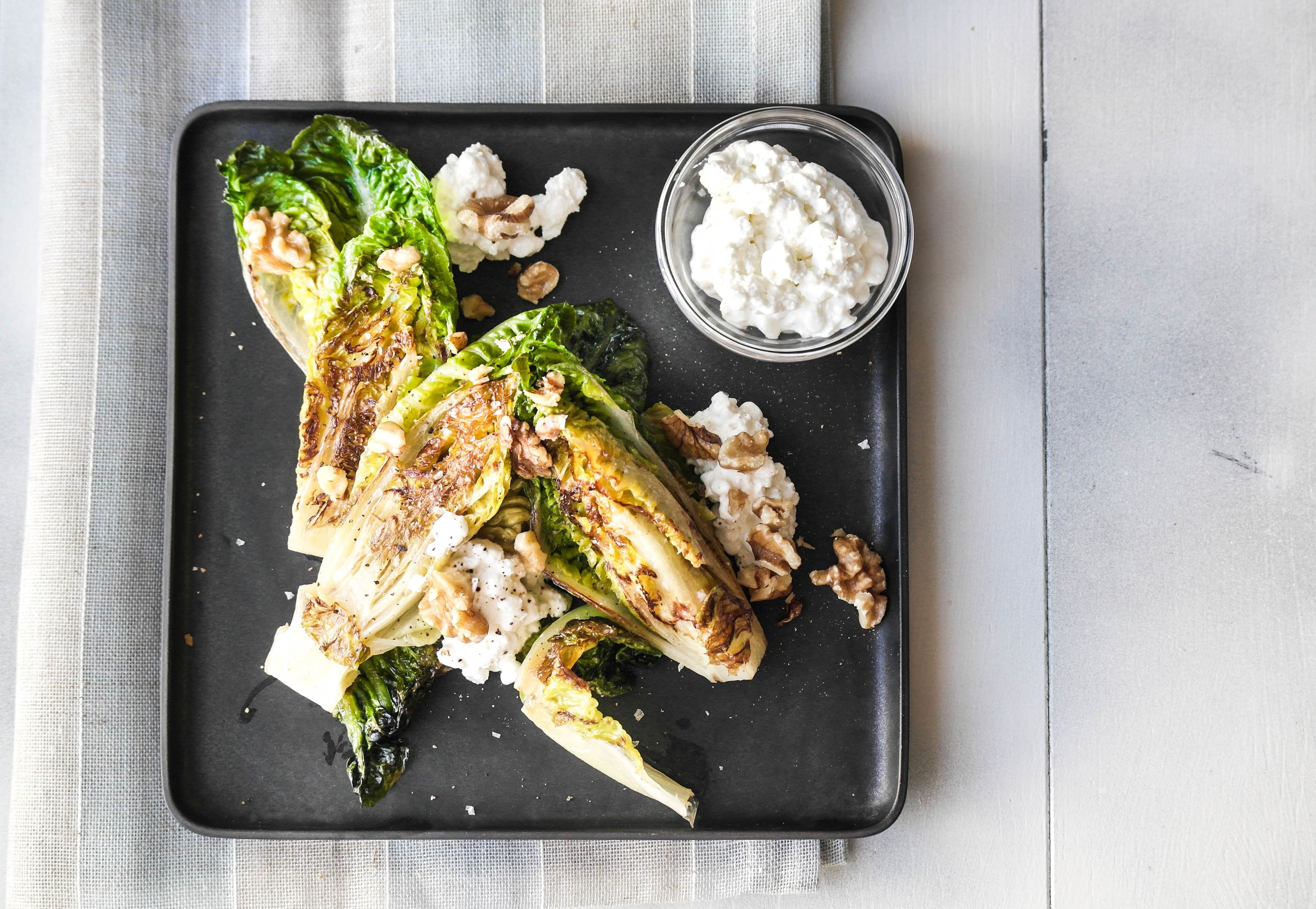 Smørstekt hjertesalat med cottage cheese og valnøtter