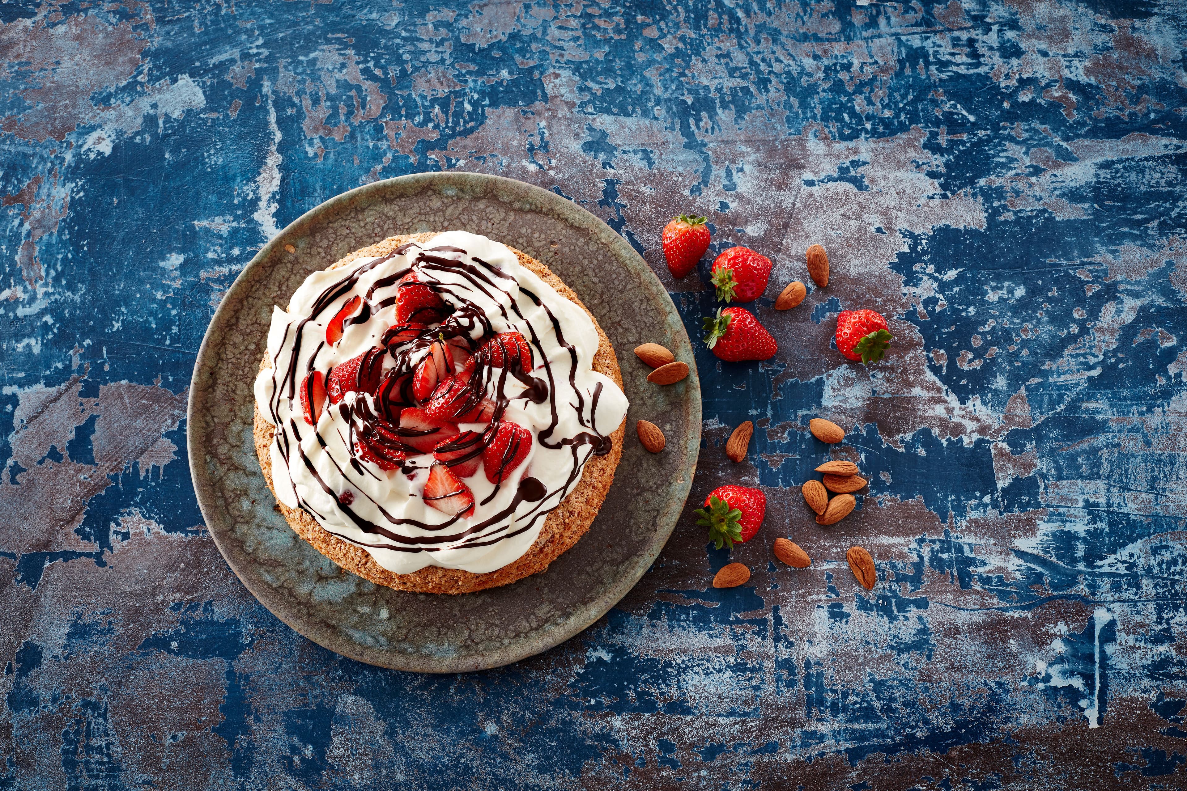 Mandelbunn med jordbærkrem