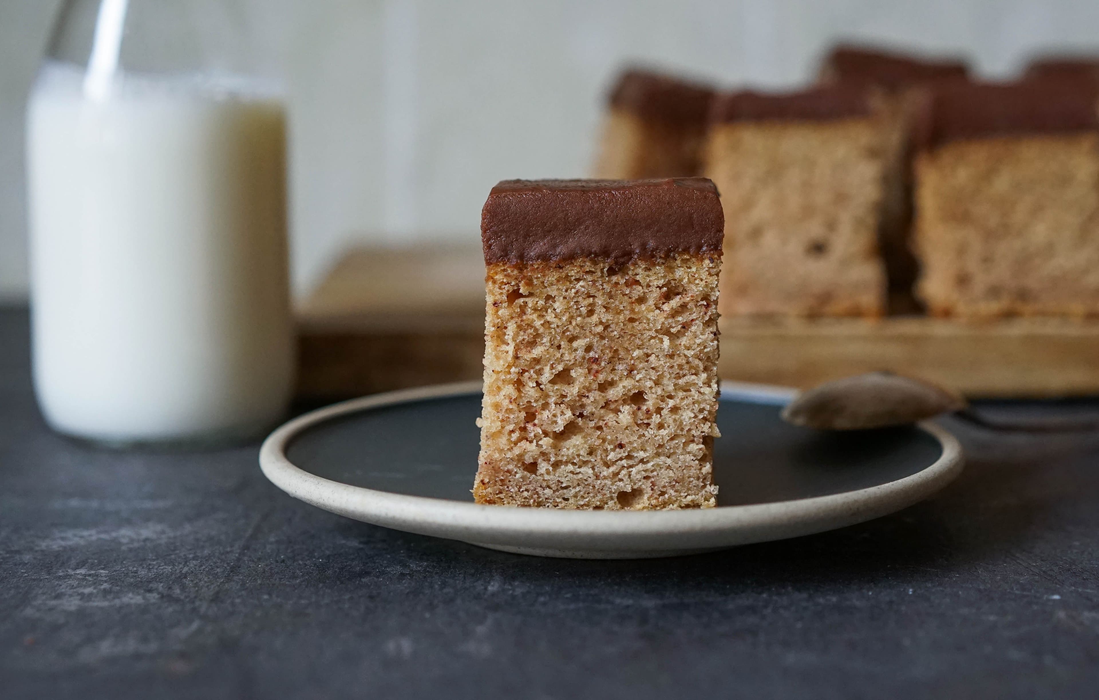 Saftig kanelkake med sjokoladeglasur