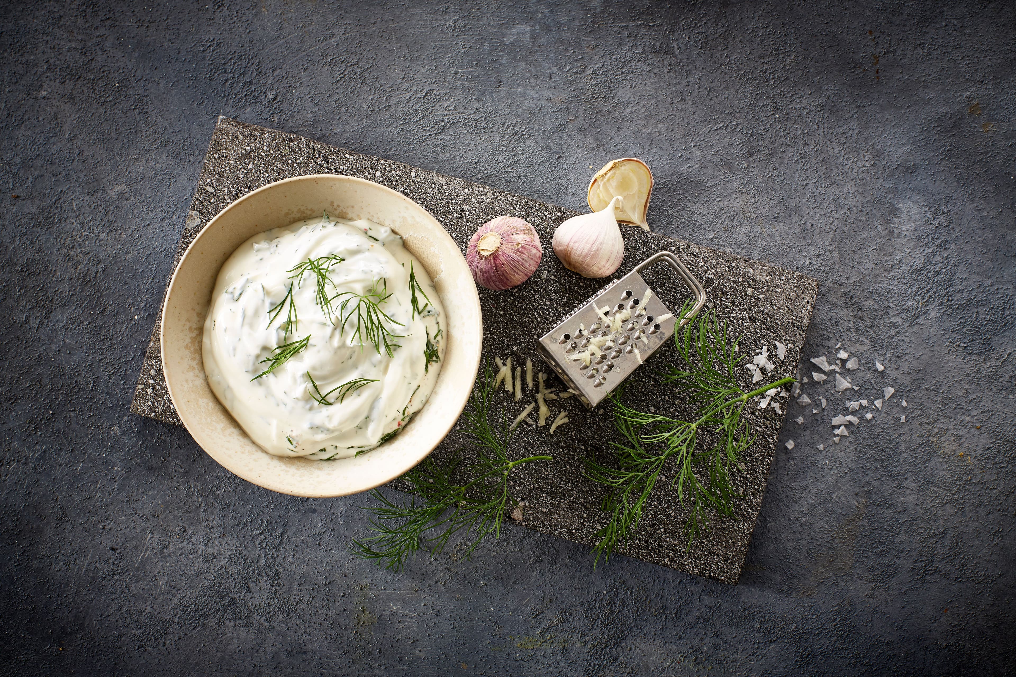 Rømmedressing med kremet geitost