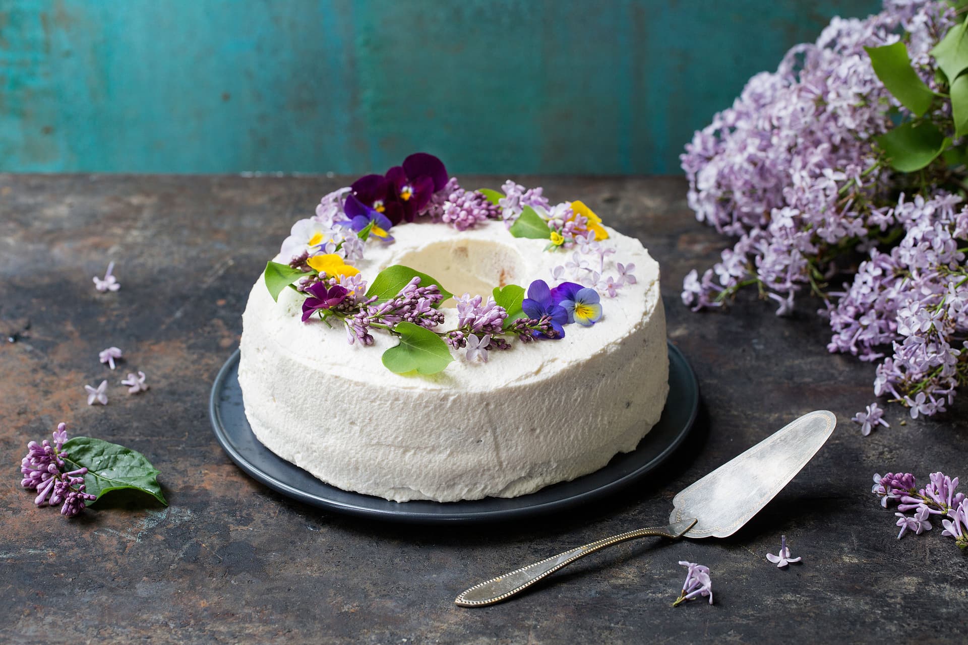 Rabarbrakake med valnøtt- og sjokolademarengs